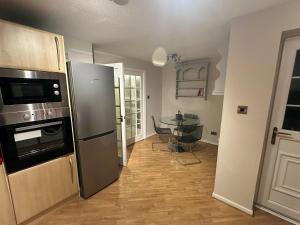 Modern Huddersfield Stay - Garden & Parking - Suitable for Contractors