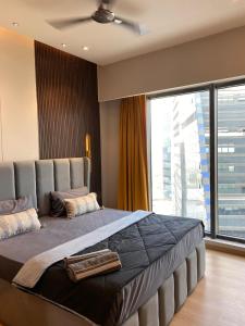 Luxe Studio w Glass Wall By Moonlit Stays