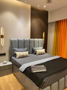 Luxe Studio w Glass Wall By Moonlit Stays