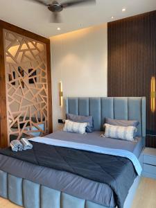 Luxe Studio w Glass Wall By Moonlit Stays