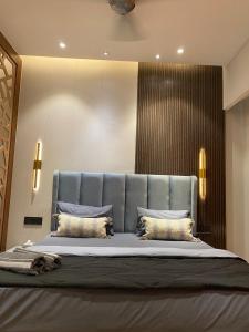 Luxe Studio w Glass Wall By Moonlit Stays
