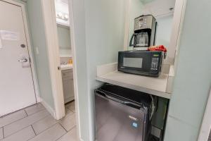 Low Floor, Studio, Ocean View, Nice, Heated Pools!