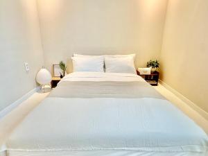 Le Coze Nampo, 2BR Apartment 3 Queen Bed, 8 minutes from Busan Station, Maximum 6 people