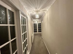 Modern Huddersfield Stay - Garden & Parking - Suitable for Contractors