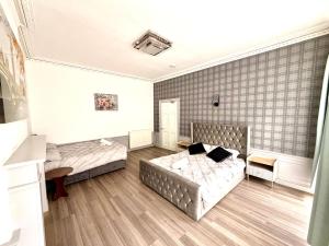 The Handy Hub Luxury Victorian Apartment - Fast WiFi & Central Edinburgh