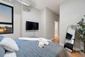 Steps from the Lake Edgewater Modern 2BD 2BA