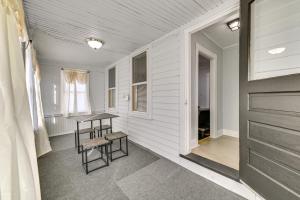 2 Mi to College! Newly Renovated Apartment