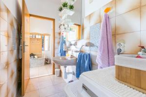 Apartments by the sea Kastel Stari, Kastela - 19465