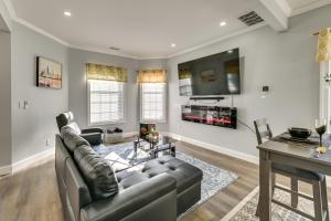 Walk to Park Modern Apt 2 Mi to College!