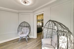 Walk to Park Modern Apt 2 Mi to College!