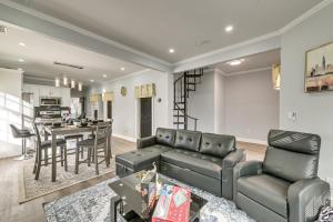 Walk to Park Modern Apt 2 Mi to College!