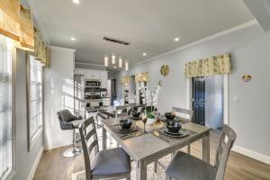 Walk to Park Modern Apt 2 Mi to College!