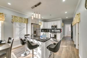 Walk to Park Modern Apt 2 Mi to College!