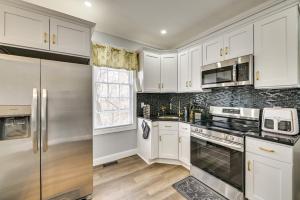 2 Mi to Downtown Charming Apt in Schenectady!