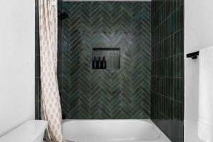 Bright & Modern 4BR Sanctuary in Central Austin