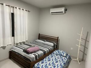 Casa aconchegante com pátio grande - 1 km da Praia