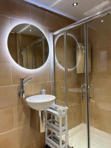 Spacious Duplex Apartment in Greater Manchester - Fast Wifi - Kingsize Bed