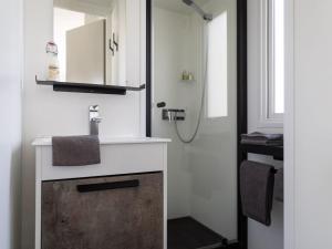 Mobil home confortable avec terrasse à Saint-Hilaire-de-Riez - API-1-52-887