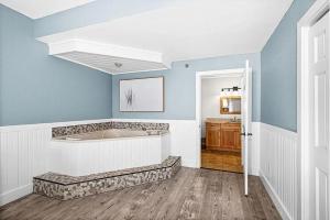 Whispering Pines Lake Views King Suite, 2 Queen Beds, Kitchen and Heated Pools