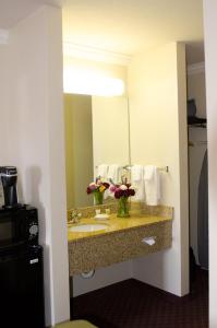 King Room with Sofa Bed room in Inn at Moses Lake