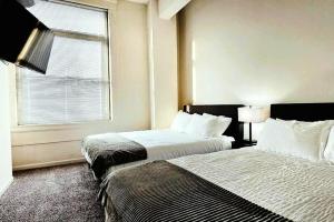 Spacious Loft with Fireplace - near CSU, Playhouse, Progressive field, R&R Hall of Fame with Gym & Sauna and Sleeps 12