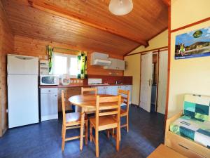 Chalet pour 6 pers avec terrasse au Domaine du Lac de Champos - API-1-52-1001