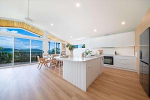 Airlies Best Views - Luxury Waterfront Villa