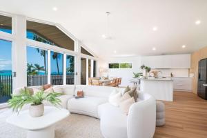 Airlies Best Views - Luxury Waterfront Villa