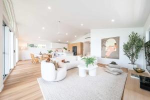 Airlies Best Views - Luxury Waterfront Villa