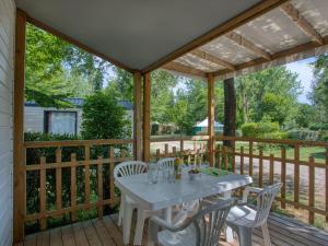 Mobil home confortable avec terrasse, 2 chambres - API-1-52-1006