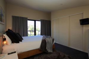 Khione - 6-23-25 Kirwan Close