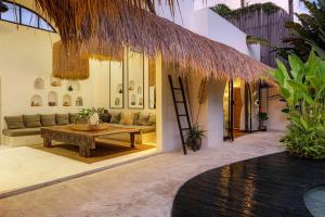 Villa Mimpikita - Stunning Ibiza-Inspired Villa Near Umalas with Private Pool