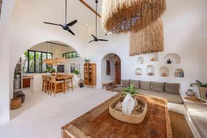 Villa Mimpikita - Stunning Ibiza-Inspired Villa Near Umalas with Private Pool