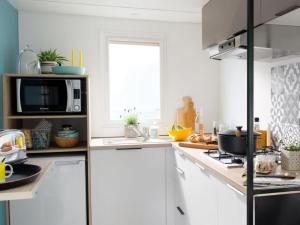 Mobil home confortable avec terrasse à Saint-Jean-de-Monts - API-1-52-1056