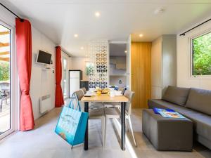 Mobil home confortable avec terrasse à Saint-Jean-de-Monts - API-1-52-1056