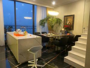 Sunset Westlake Luxury Apartment