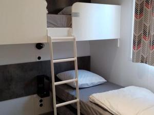 Mobil-home confortable avec terrasse à Tréguennec - API-1-52-1091