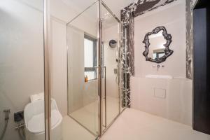 Bangtao New Luxury 7 Bedrooms Modern Space Aesthetic Design Private Pool Villa Private Movie Theater