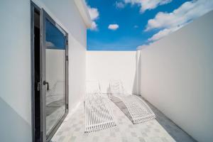 Bangtao New Luxury 7 Bedrooms Modern Space Aesthetic Design Private Pool Villa Private Movie Theater