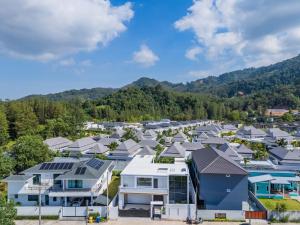 Bangtao New Luxury 7 Bedrooms Modern Space Aesthetic Design Private Pool Villa Private Movie Theater