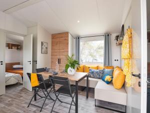 Mobil-home avec terrasse à Hyères, idéal pour 4 personnes - API-1-52-1135