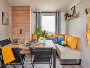 Mobil-home avec terrasse à Hyères, idéal pour 4 personnes - API-1-52-1135