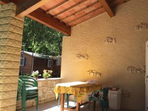 Gîte confortable avec terrasse à Salavas - API-1-52-1143