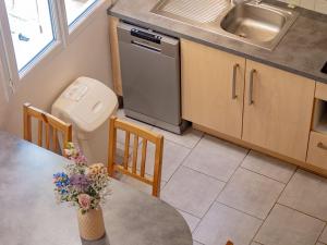 Gîte confortable avec terrasse à Salavas - API-1-52-1143