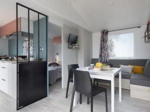 Mobil home 32m² avec terrasse au Camping De La Cascade, 3 chambres pour 6 personnes - API-1-52-1162