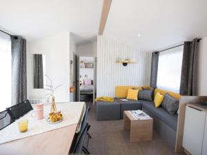 Mobil-home spacieux avec terrasse pour 8 personnes - API-1-52-1168