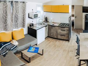 Mobil-home spacieux avec terrasse pour 8 personnes - API-1-52-1168