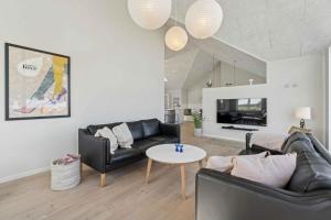 Modern Holiday Home With Sea View For 8