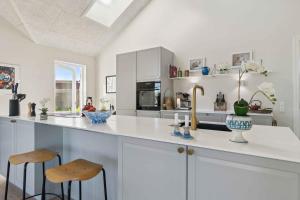 Modern Holiday Home With Sea View For 8