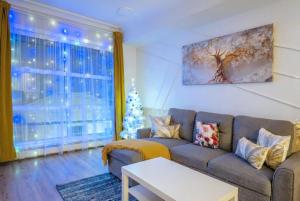Family Modern 1BR and Den Condo - Apartment with City View, Downtown, Balcony, Free Parking & In-Suite Laundry!